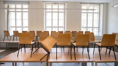 Ein leeres Klassenzimmer in einer Berliner Schule. (Archivbild)