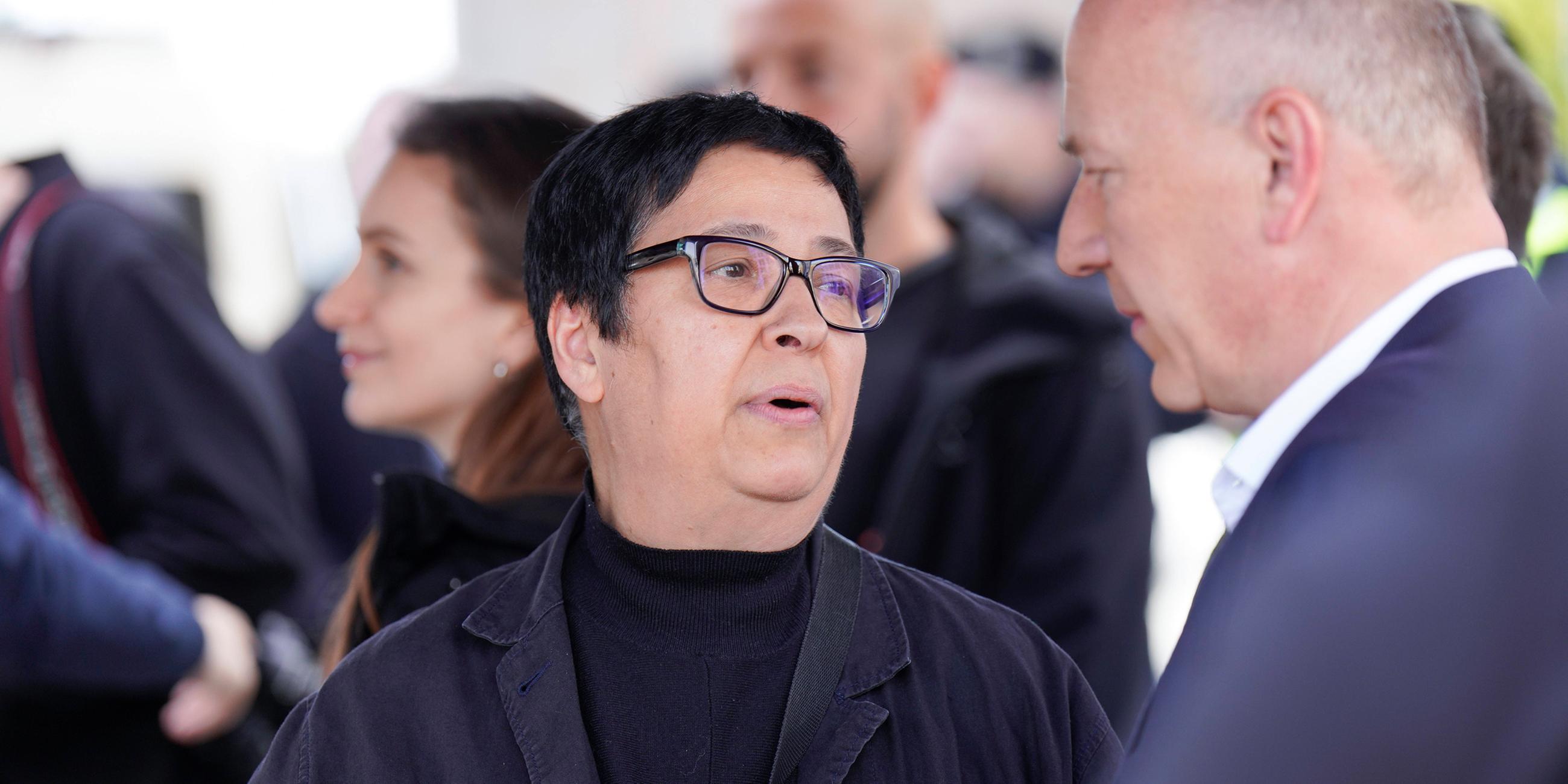 Archiv: Seyran Ates bei einer Kundgebung vor dem Brandenburger Tor wegen des Kriegs der Hamas gegen Israel, am 08.10.2023