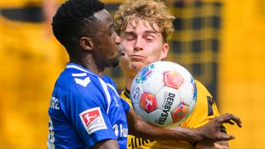 Dominik Kother (Dynamo Dresden, r) und Lubambo Musonda (1. FC Magdeburg) kämpfen um den Ball.