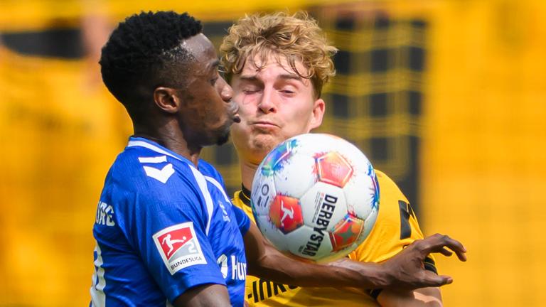 Dominik Kother (Dynamo Dresden, r) und Lubambo Musonda (1. FC Magdeburg) kämpfen um den Ball.