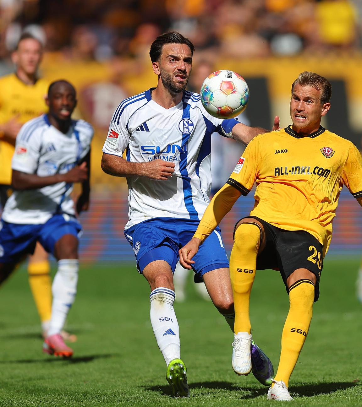 Kenan Karaman (19, Schalke) und Lukas Boeder (29, Dresden) kämpfen.