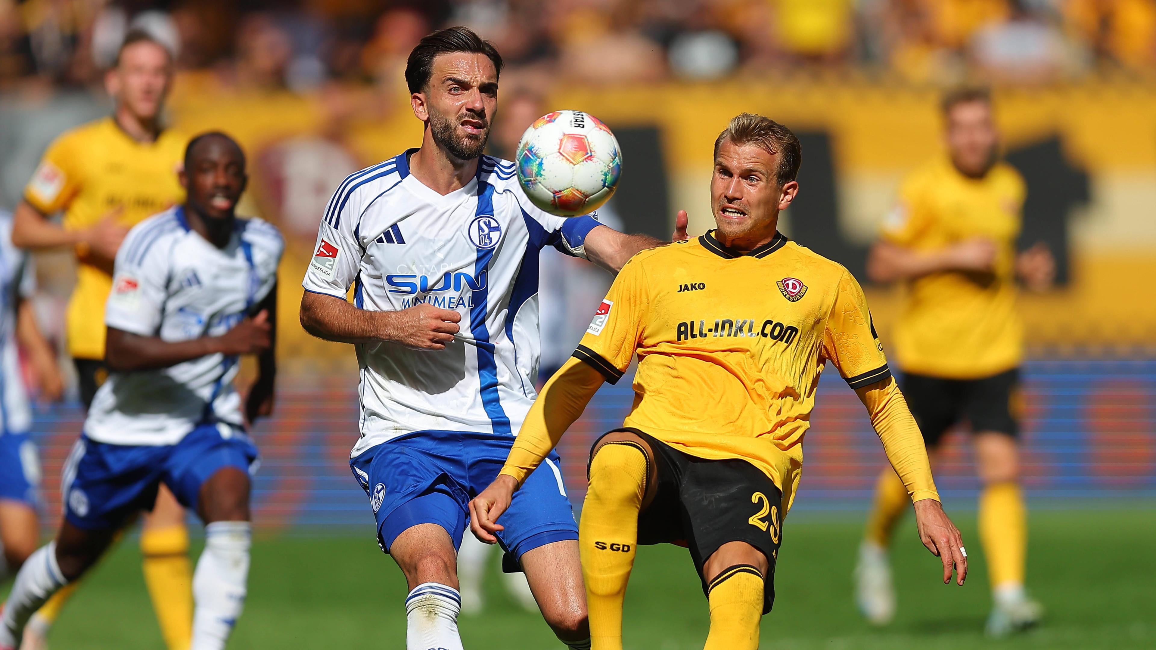Kenan Karaman (19, Schalke) und Lukas Boeder (29, Dresden) kämpfen.
