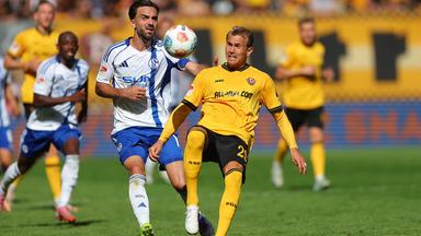 Kenan Karaman (19, Schalke) und Lukas Boeder (29, Dresden) kämpfen.