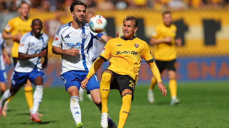 Kenan Karaman (19, Schalke) und Lukas Boeder (29, Dresden) kämpfen.
