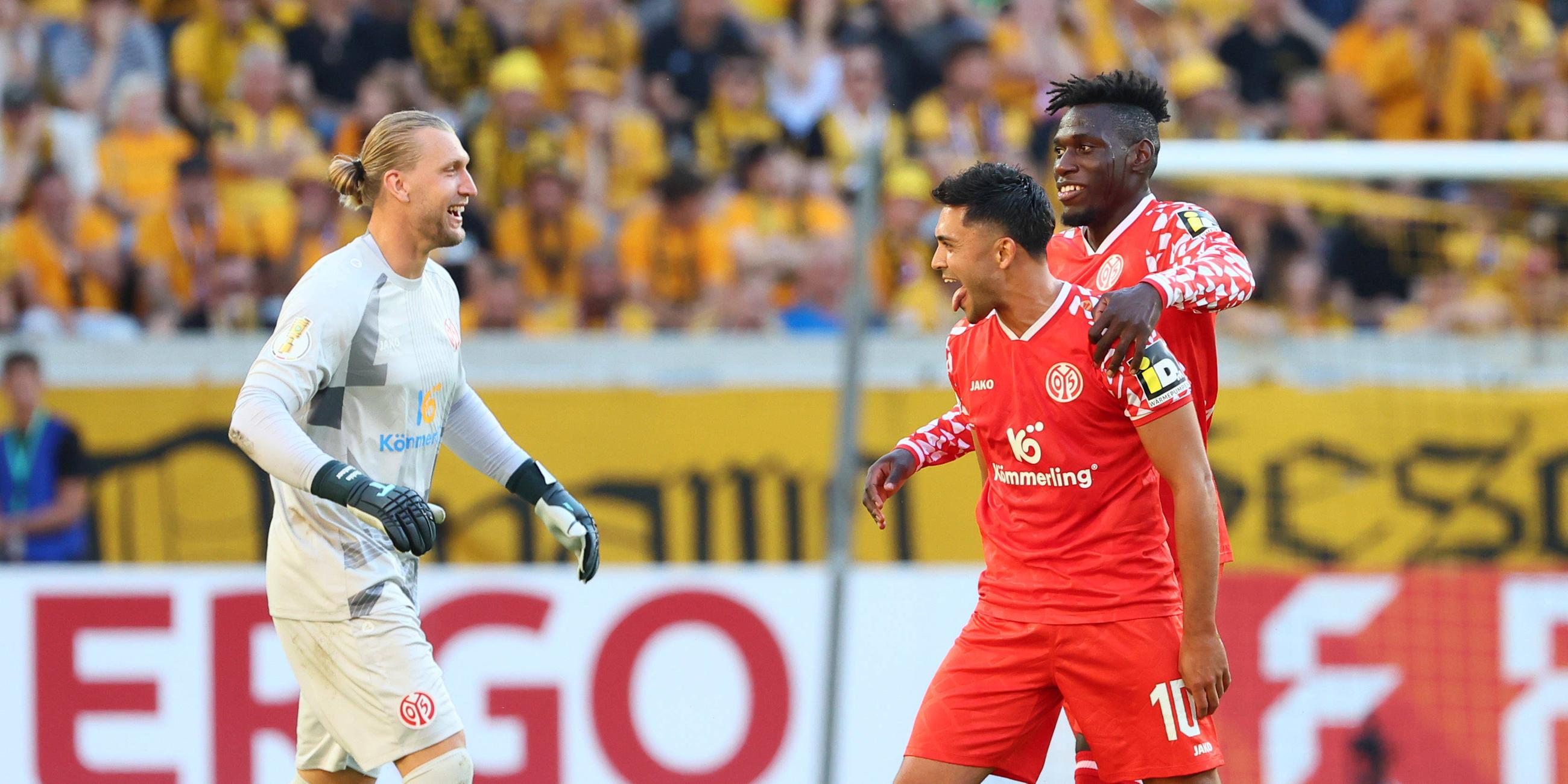 Nadiem Amiri ( 10, Mainz) trifft zum 0:1 und jubelt mit Torwart Robin Zentner ( 27, Mainz), Danny da Costa ( 21, Mainz).
