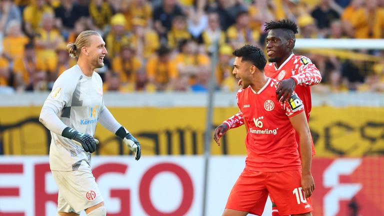 Nadiem Amiri ( 10, Mainz) trifft zum 0:1 und jubelt mit Torwart Robin Zentner ( 27, Mainz), Danny da Costa ( 21, Mainz).