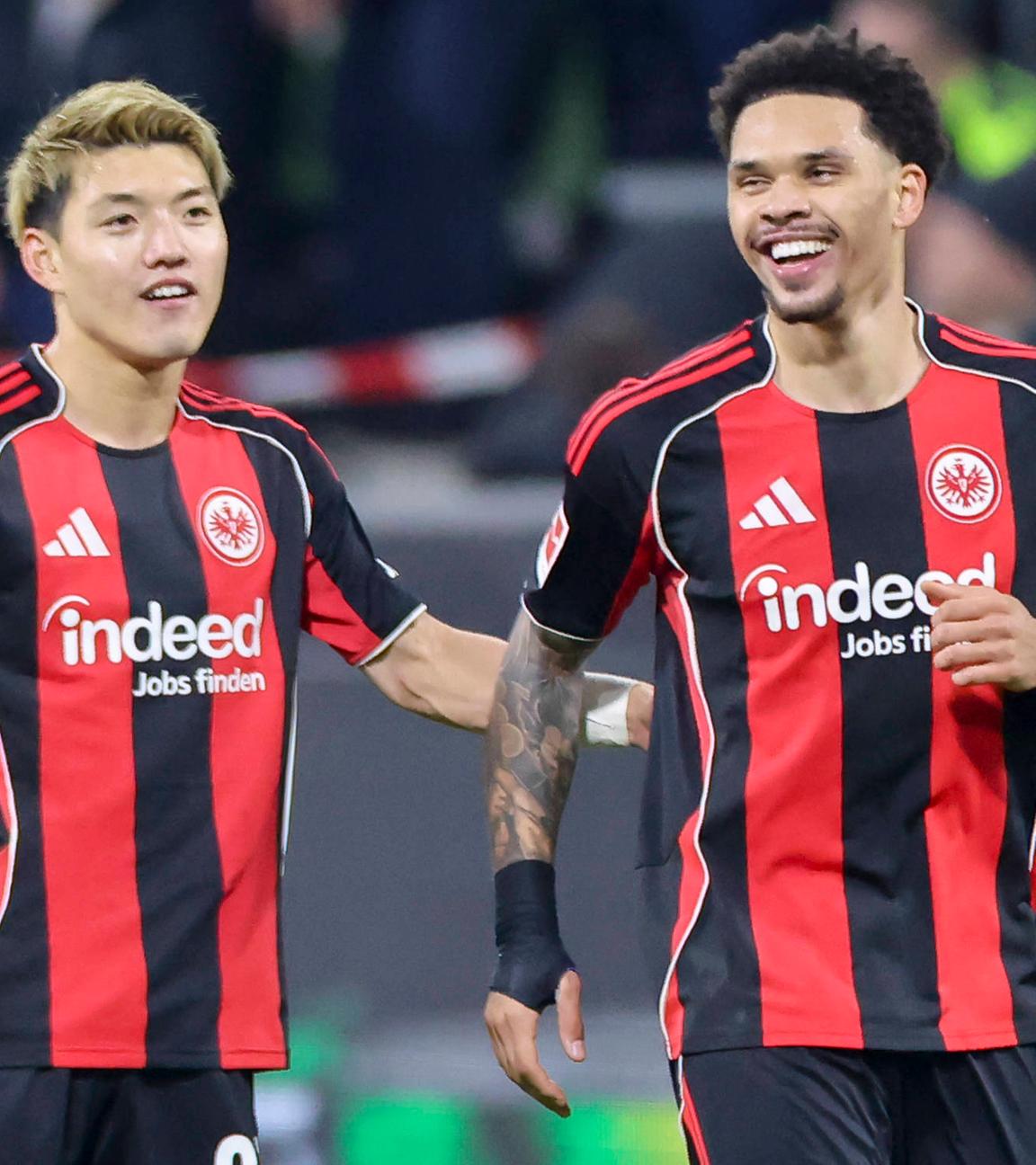 Nnamdi Collins (Eintracht Frankfurt) bejubelt seinen Treffer zum 1:2 mit Ritsu Doan (Eintracht Frankfurt).