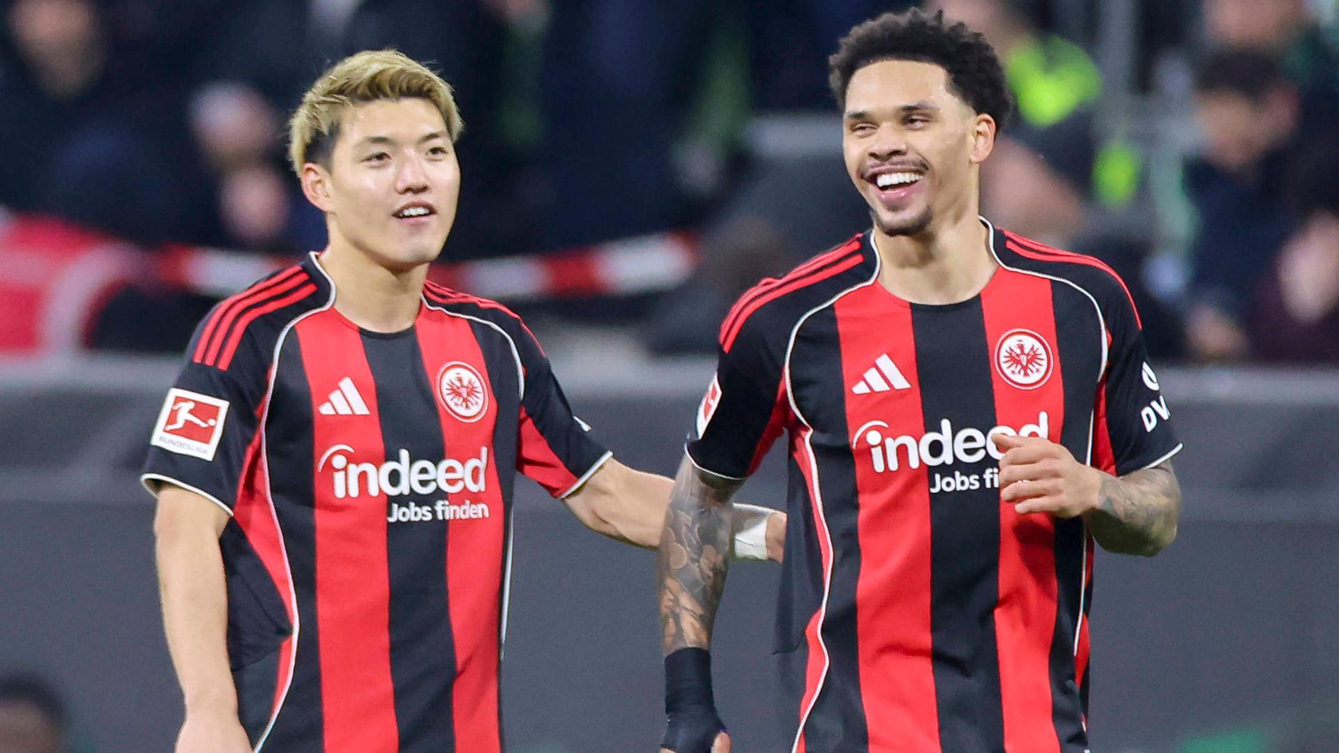 Nnamdi Collins (Eintracht Frankfurt) bejubelt seinen Treffer zum 1:2 mit Ritsu Doan (Eintracht Frankfurt).