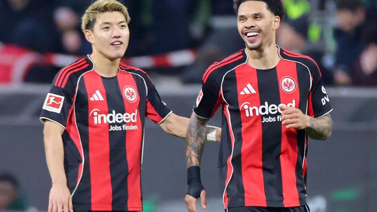 Nnamdi Collins (Eintracht Frankfurt) bejubelt seinen Treffer zum 1:2 mit Ritsu Doan (Eintracht Frankfurt).