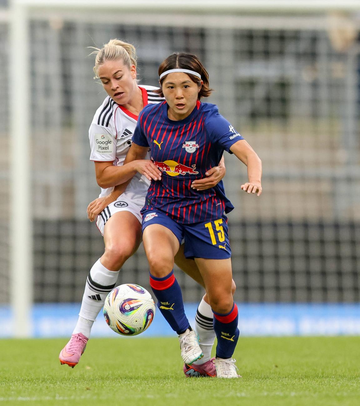 Nadine Riesen (Eintracht Frankfurt), und Mai Kadowaki