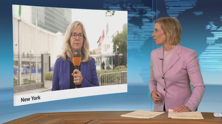 ZDF-Korrespondentin Nicola Albrecht bei einem Schaltgespräch.