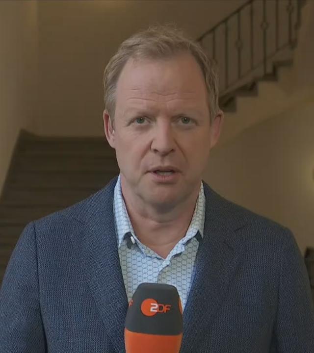 ZDF-Korrespondent Andreas Postel  im Schaltgespräch im Magdeburger Landtag