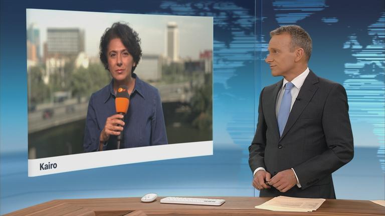 ZDF-Korrespondentin Golineh Atai bei einem Schaltgespräch.