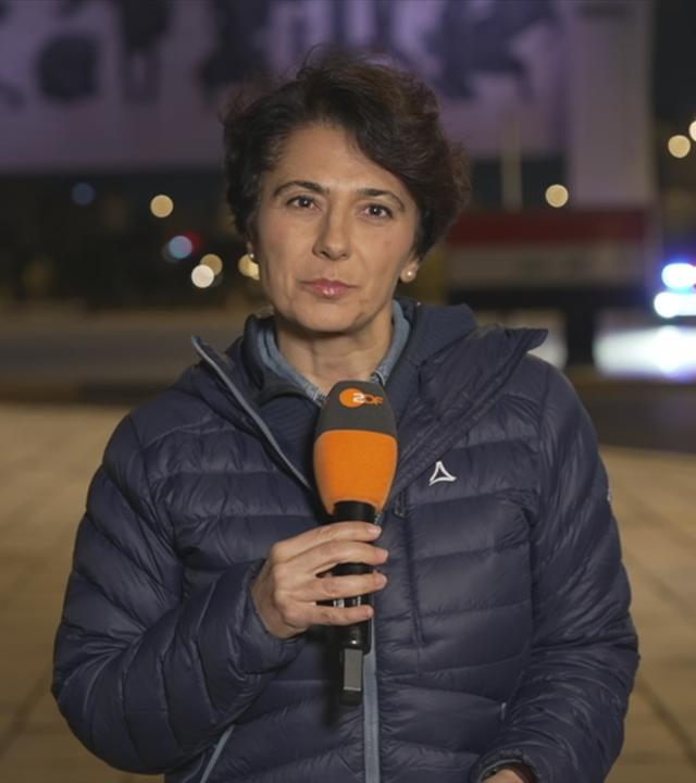 Die Korrespondentin Golineh Atai  ist während eines Schaltgesprächs zu sehen.