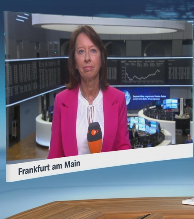 Stephanie Barrett vor Börsenhintergrund mit ZDF-Mikro