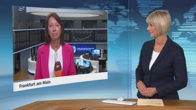 Stephanie Barrett vor Börsenhintergrund mit ZDF-Mikro