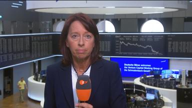 Stephanie Barrett mit ZDF-Mikro an der Börse in Frankfurt