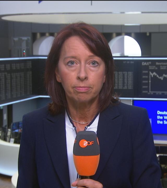 Stephanie Barrett mit ZDF-Mikro an der Börse in Frankfurt