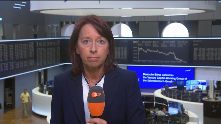 Stephanie Barrett mit ZDF-Mikro an der Börse in Frankfurt