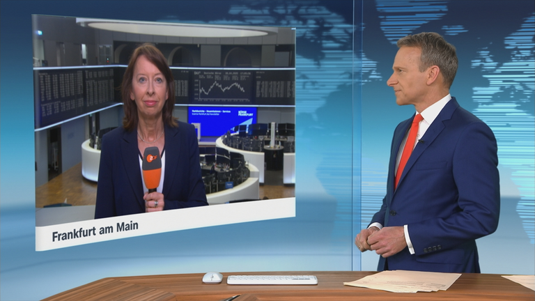 Schaltgespräch Moderator mit Stephanie Barrett an der Frankfurter Börse