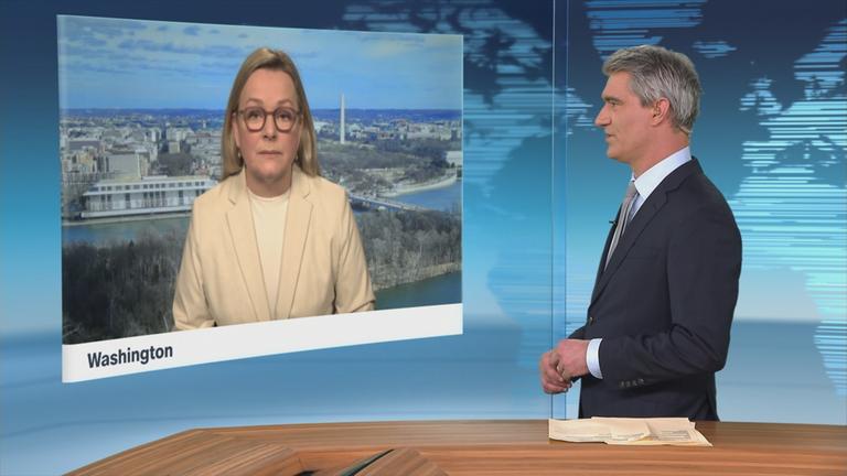 Nach über zwei Wochen Verfolgung hat das US-Militär im Nordatlantik einen russischen Öltanker in seine Kontrolle gebracht. Das Schiff soll zuvor eine US-Seeblockade durchbrochen haben. Claudia Bates berichtet.