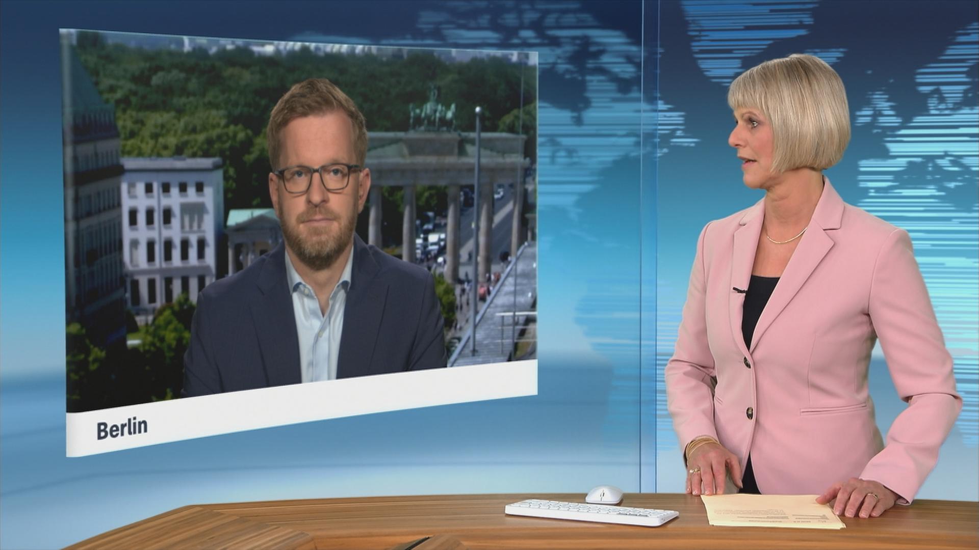 ZDF-Reporter Bernd Benthin berichtet ins ZDFheute-Studio.