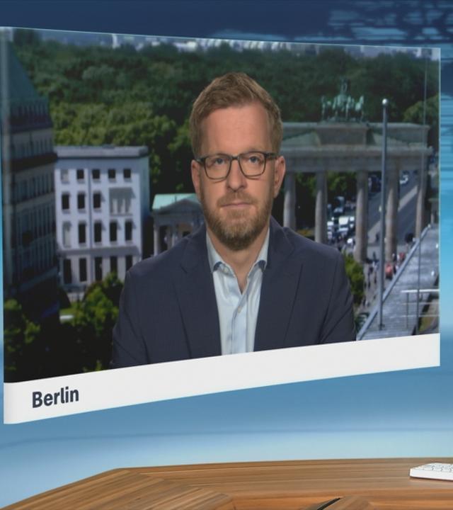 ZDF-Reporter Bernd Benthin berichtet ins ZDFheute-Studio.