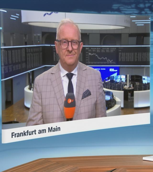 ZDF-Korrespondent Frank Bethmann an der Börse in Frankfurt am Main