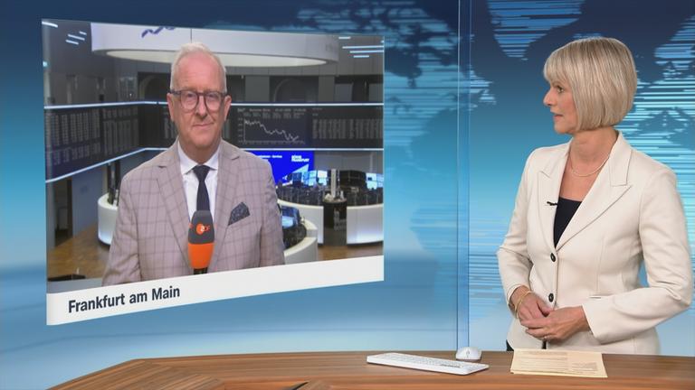 ZDF-Korrespondent Frank Bethmann an der Börse in Frankfurt am Main