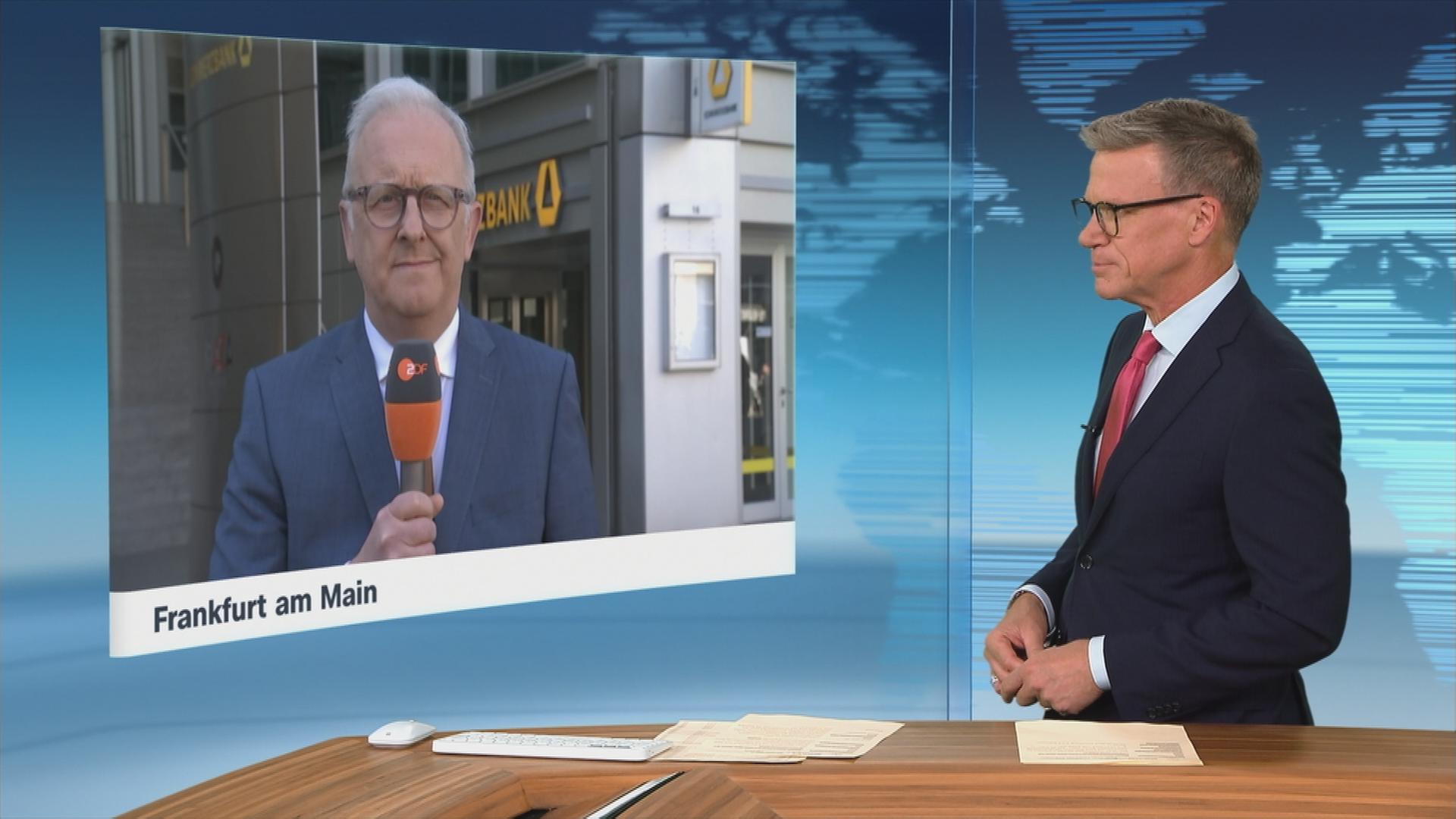 Frank Bethmann im Anzug mit ZDF-Mikrofon