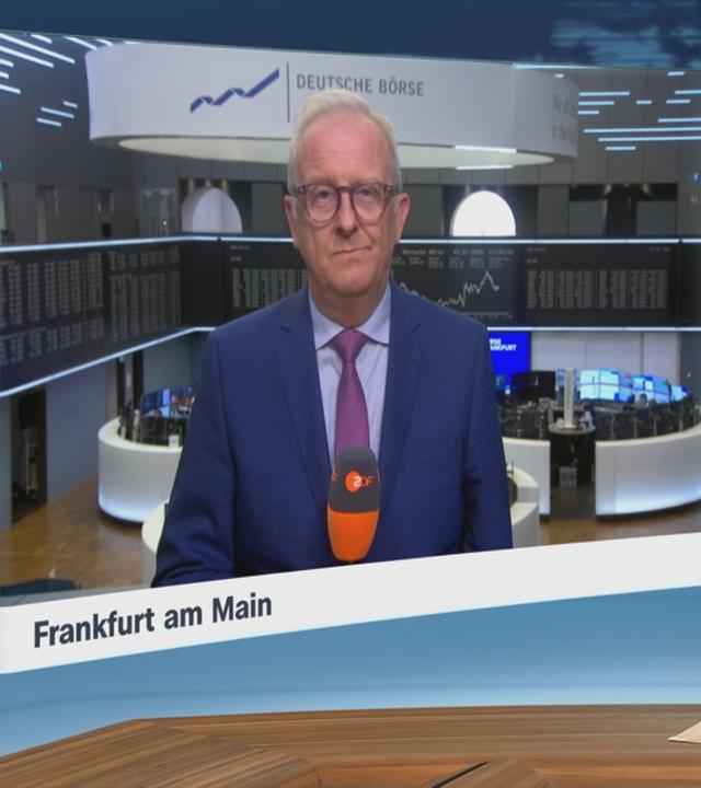 Bethmann mit ZDF-Mikro an der Frankfurter Börse