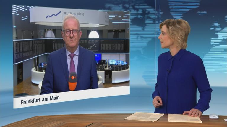 Bethmann mit ZDF-Mikro an der Frankfurter Börse