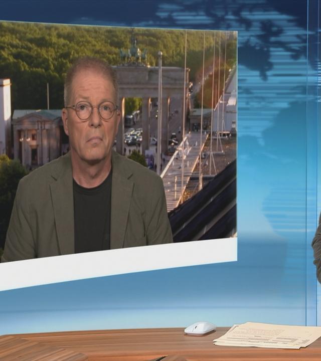 Schaltgespräch mit Klaus Brodbeck und Moderation.