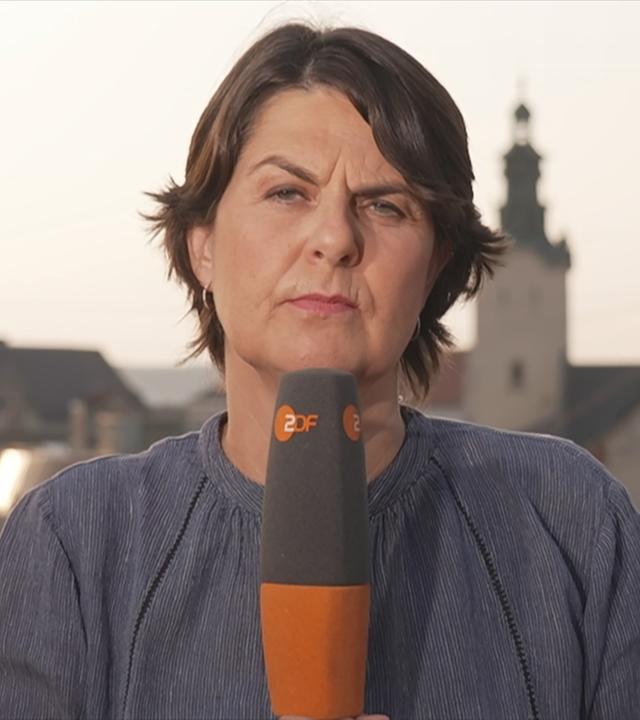 Der ukrainische Präsident Selensky will den erst vor einem halben Jahr ernannten Außenminister Fedorow entlassen. Das führte zu Protestens im ganzen Land. 
