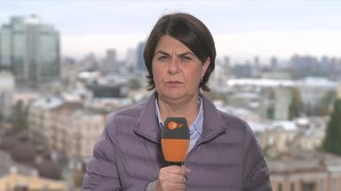Reporterin Anne Brühl berichetet aus Kiew und hält ein Mikrofon in der Hand