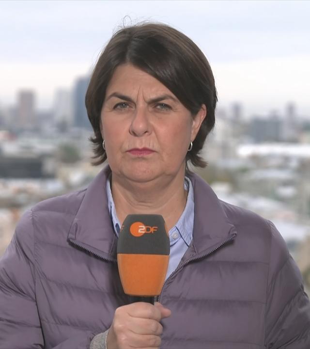 Reporterin Anne Brühl berichetet aus Kiew und hält ein Mikrofon in der Hand