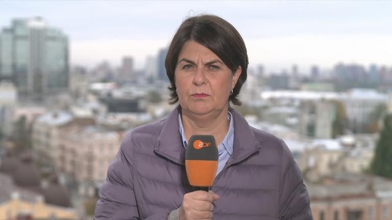 Reporterin Anne Brühl berichetet aus Kiew und hält ein Mikrofon in der Hand