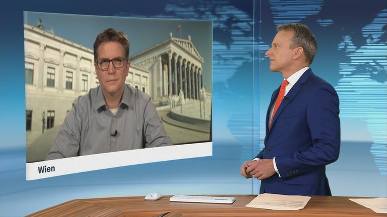 ZDF-Korrespondent Christian von Rechenberg bei einem Schaltgespräch.