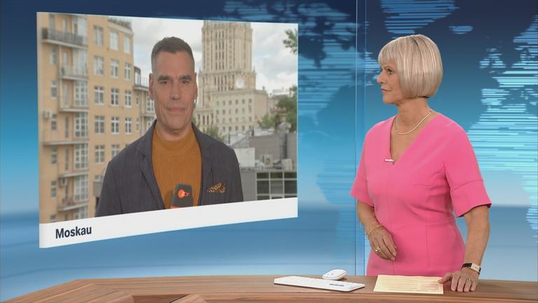 Die ZDF-Korrespondenten Armin Coerper bei einem Schaltgespräch.