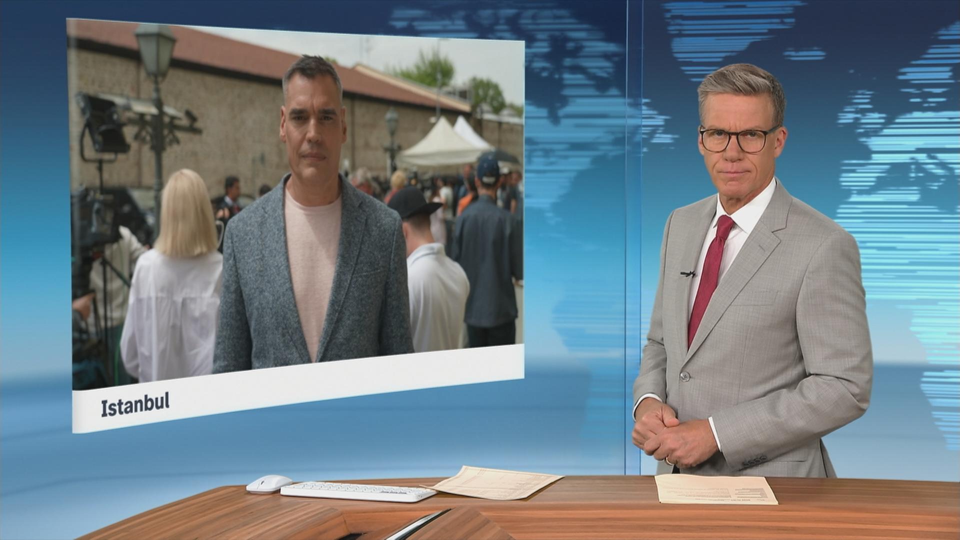 ZDF-Korrespondent Armin Coerper berichtet aus Istanbul ins ZDFheute-Studio.