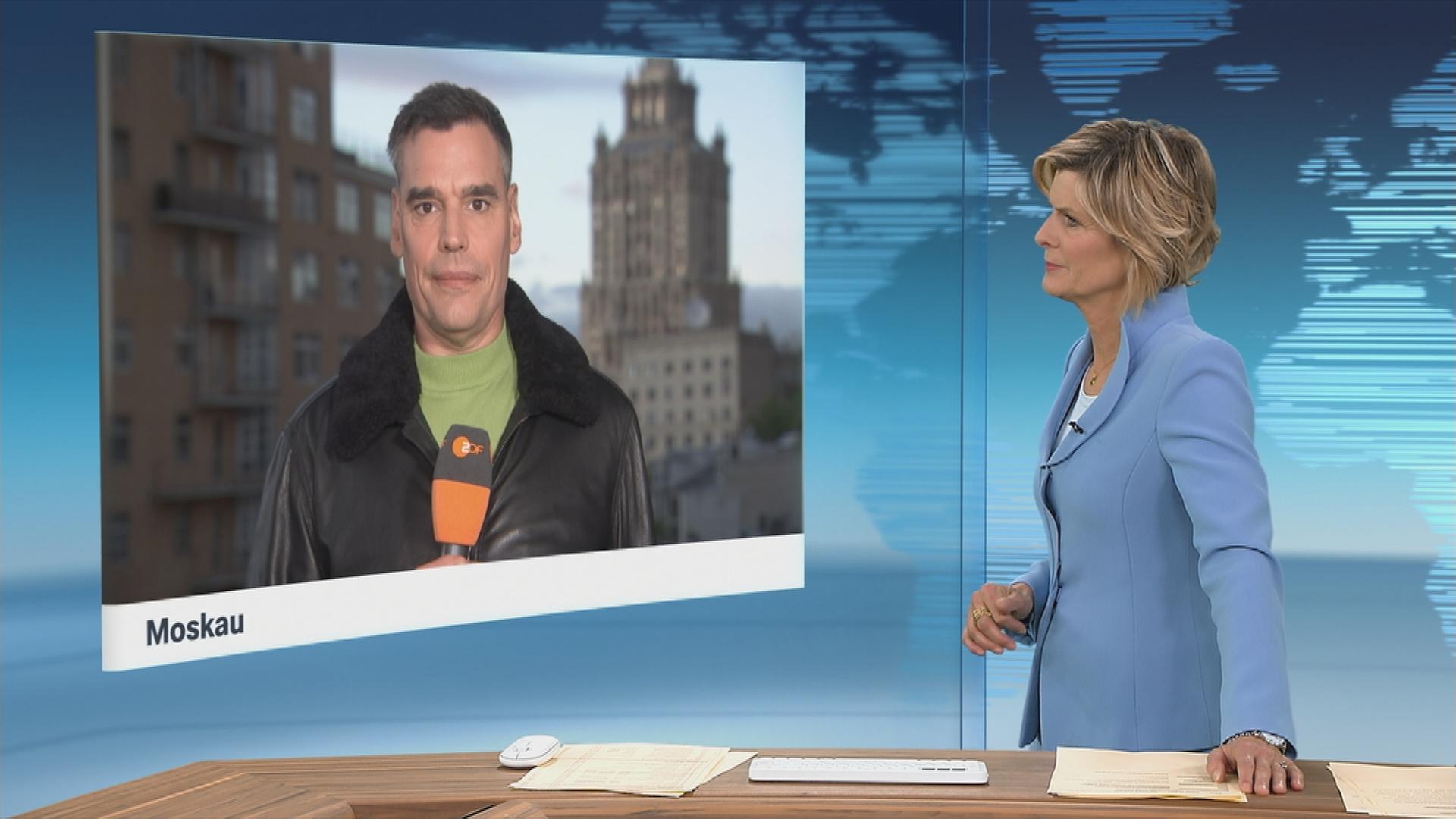 Armin Coerper mit Jacke und Mikrofon in Moskau
