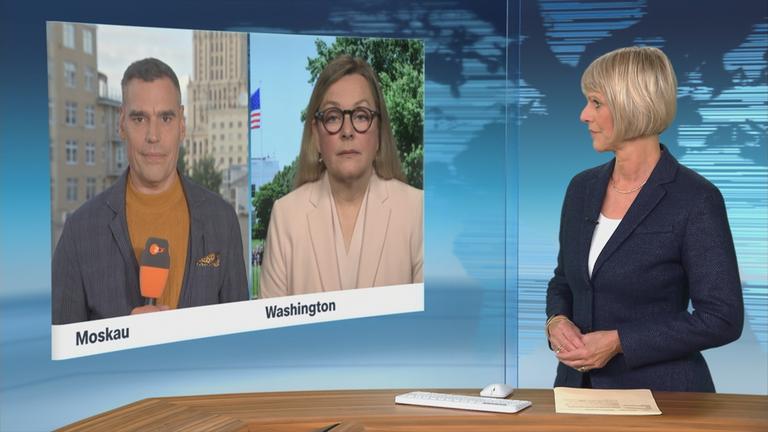 Moderatorin mit Korrespondenten Armin Coerper und Claudia Bates