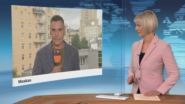 Moderatorin im Schaltgespräch mit Korrespondent Armin Coerper