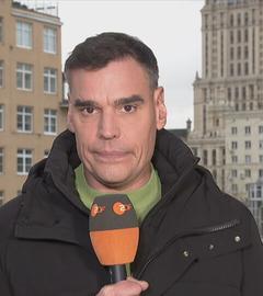 ZDF-Korrespondent Coerper mit einem Mikrofon in der Hand.