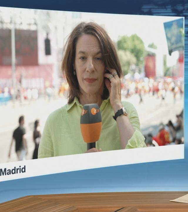 Nach 16 Jahren ist Spanien wieder Weltmeister. Millionen von Fans im ganzen Land feiert bis spät in die Nacht.