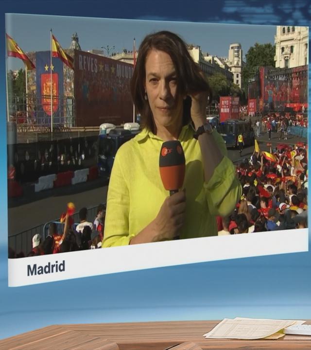Nach 16 Jahren ist Spanien wieder Weltmeister. Millionen von Fans im ganzen Land feiert bis spät in die Nacht.