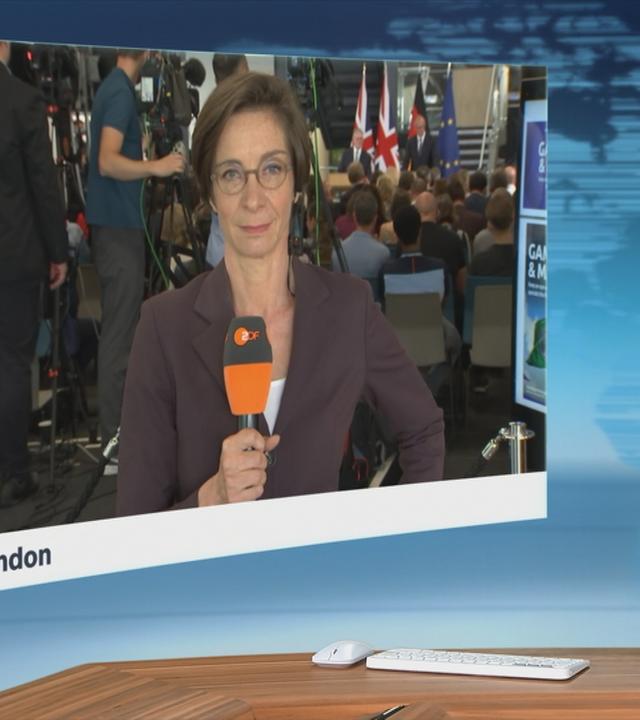 ZDF-Korrespondentin Diana Zimmermann bei einem Schaltgespräch.