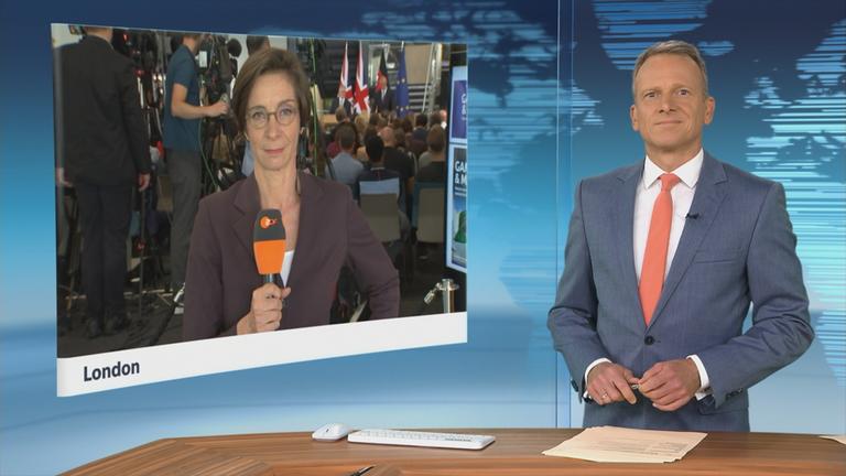 ZDF-Korrespondentin Diana Zimmermann bei einem Schaltgespräch.