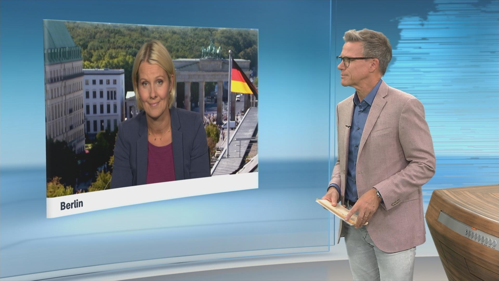 Auf dem Bild sind der Moderator Szepanski und die Redakteurin Nicole Diekmann zu sehen.