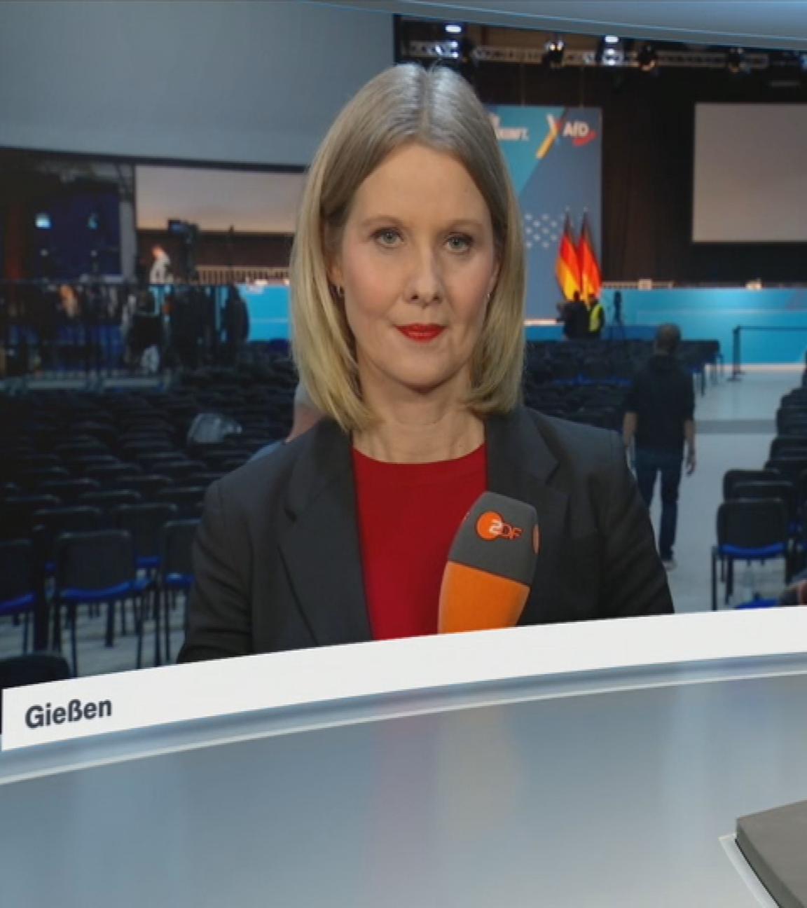 Zu sehen ist ZDF-Korrespondentin Nicole Diekmann in einem Schaltgespräch
